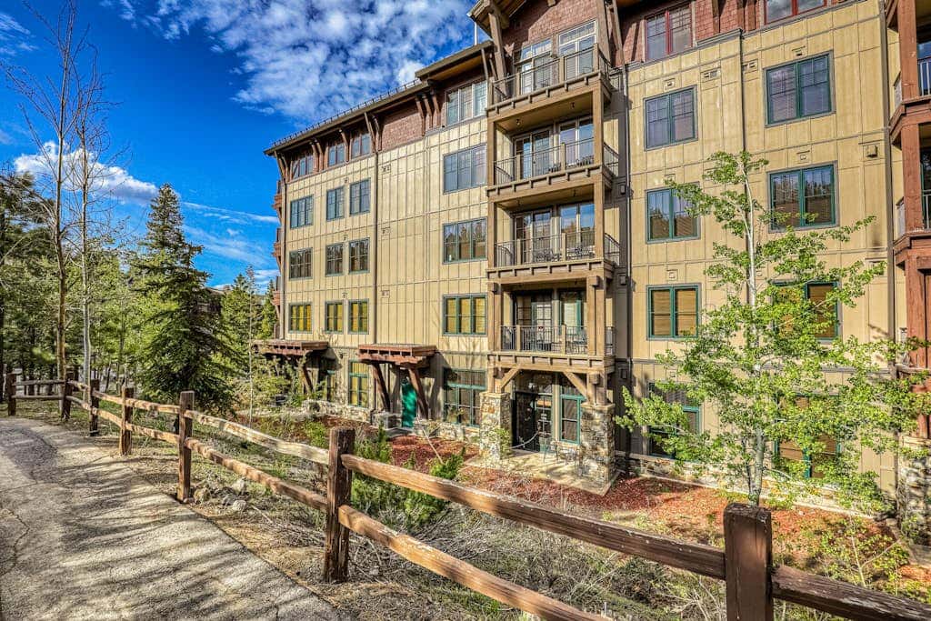 Ski-in-ski-out condo in Truckee with hot tub access