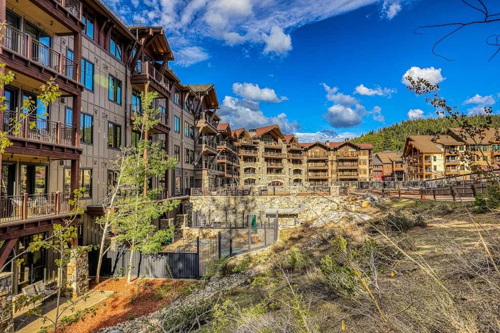 Ski-in-ski-out condo in Truckee with hot tub access