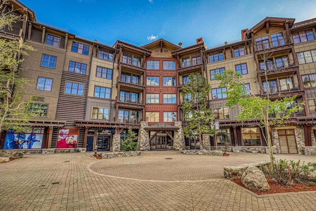 Ski-in-ski-out condo in Truckee with hot tub access