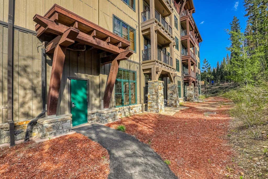 Ski-in-ski-out condo in Truckee with hot tub access