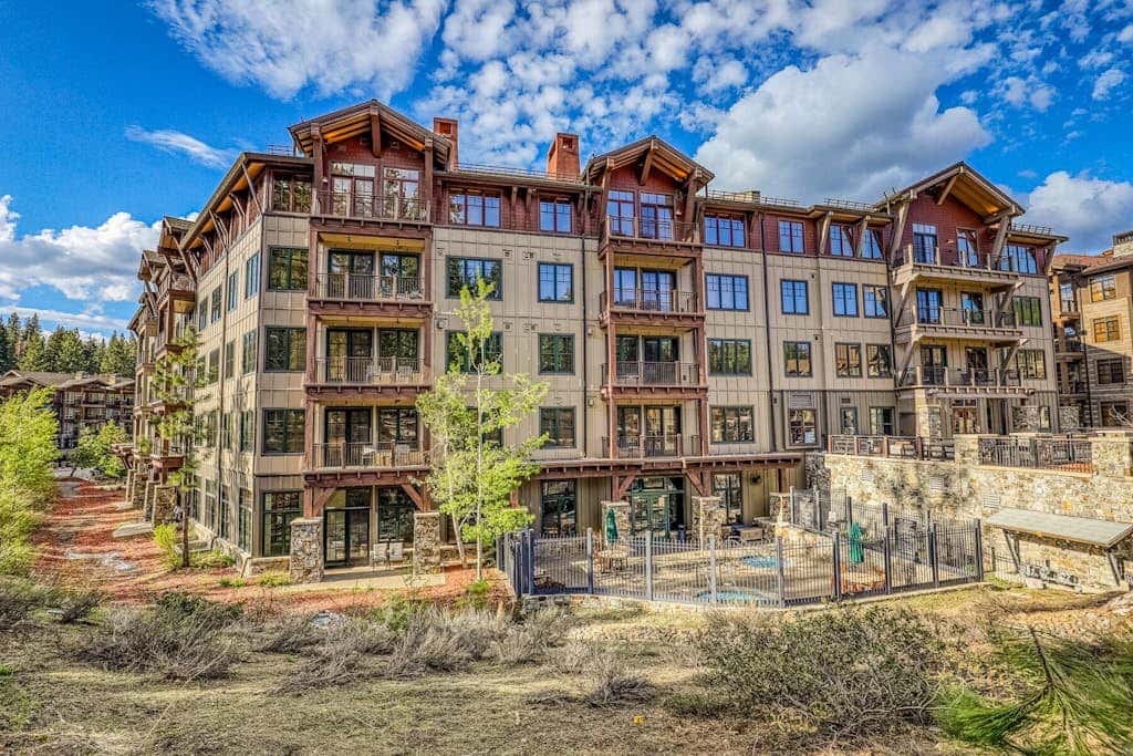 Ski-in-ski-out condo in Truckee with hot tub access