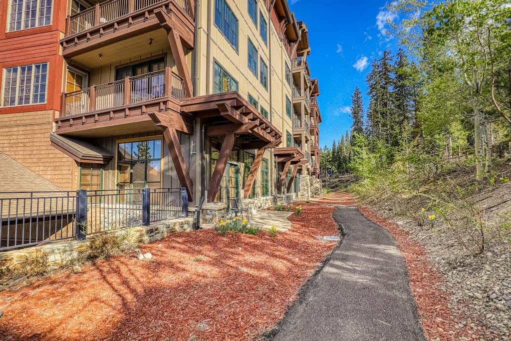 Ski-in-ski-out condo in Truckee with hot tub access