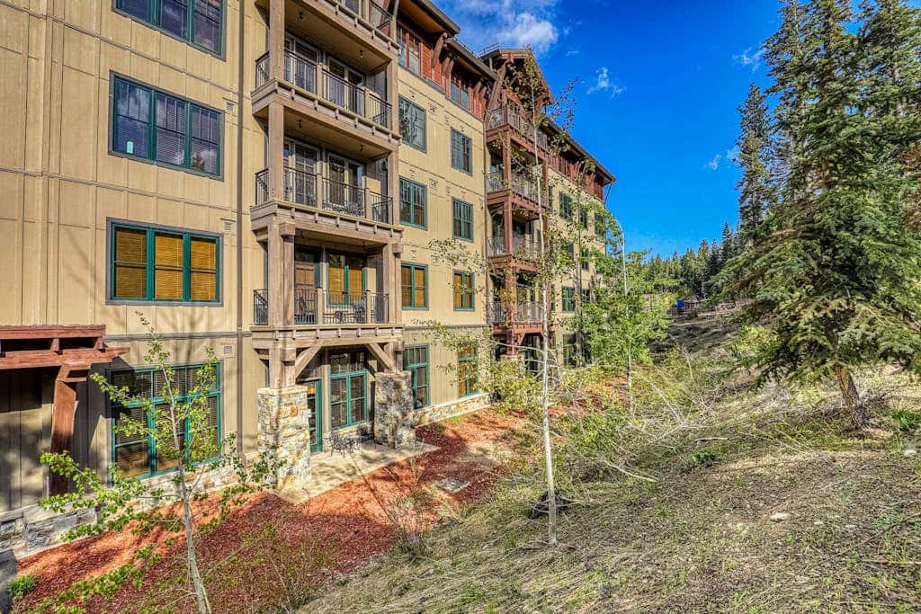 Ski-in-ski-out condo in Truckee with hot tub access