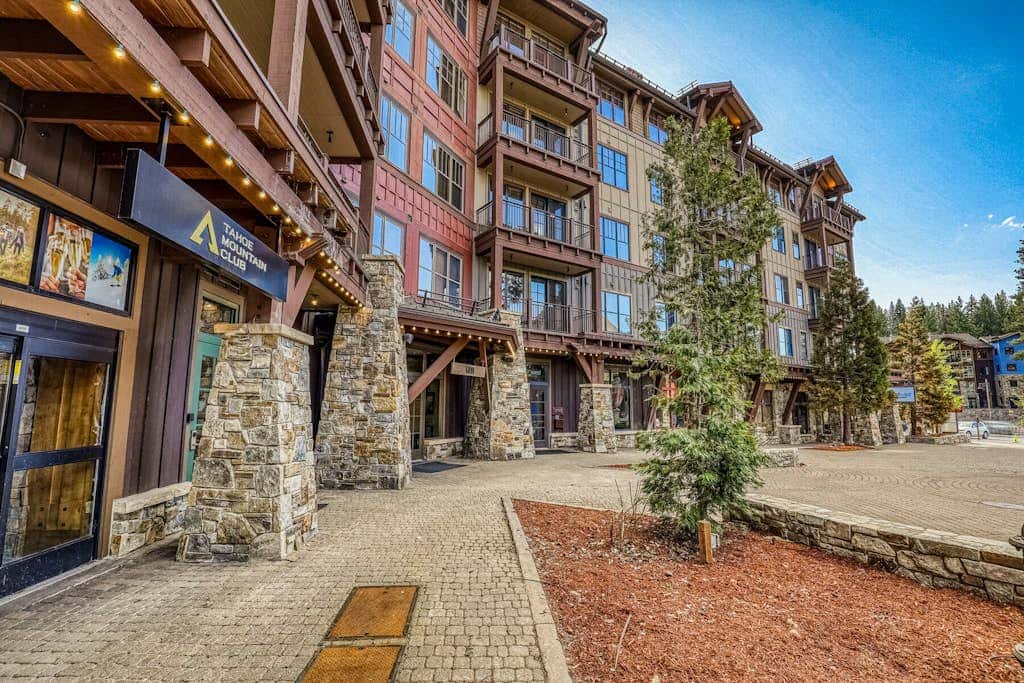 Ski-in-ski-out condo in Truckee with hot tub access