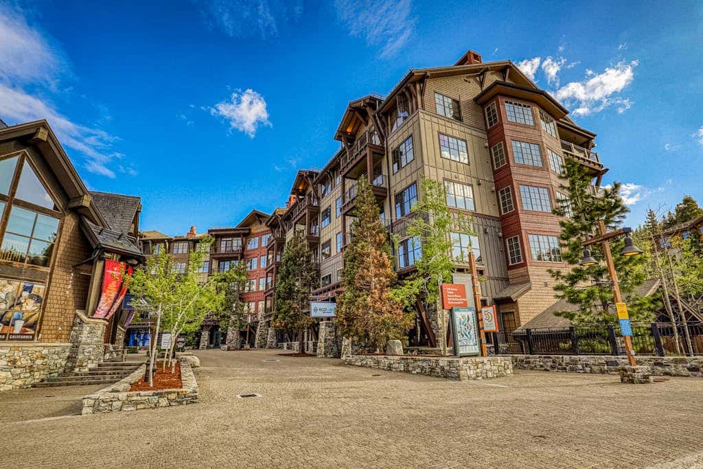 Ski-in-ski-out condo in Truckee with hot tub access