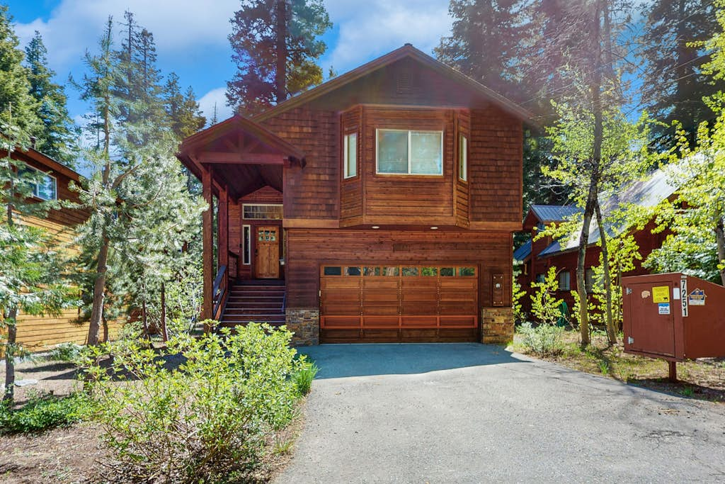 Willow Creek Hideaway - 2 Living Areas & Private Deck - 5 Minutes to Slopes