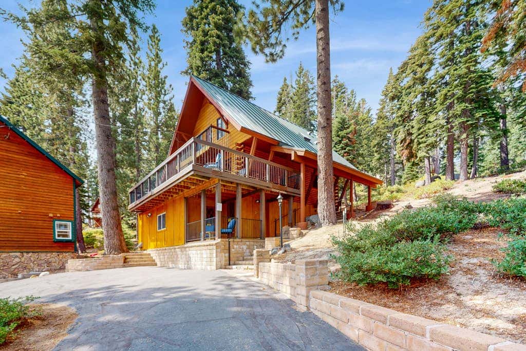 Cozy and rustic cabin with lake view, deck, grill, WiFi, & fireplace