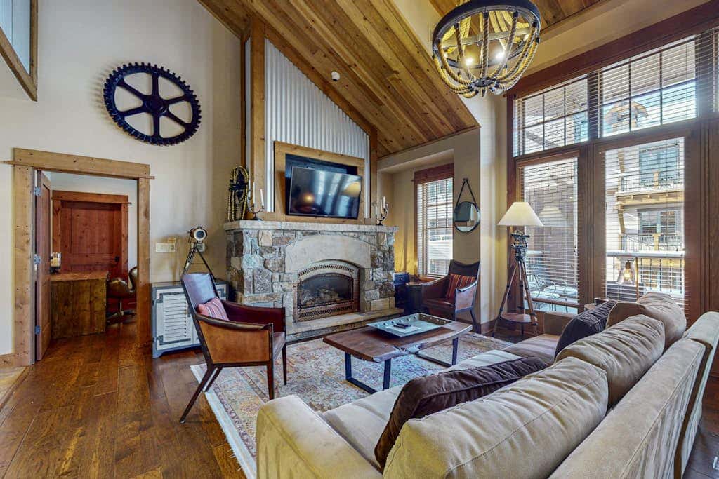 Modern condo with shared hot tub, fireplace, and walk to lifts - golf nearby