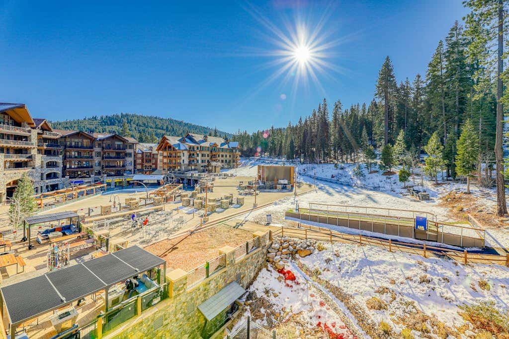 Modern condo with shared hot tub, fireplace, and walk to lifts - golf nearby