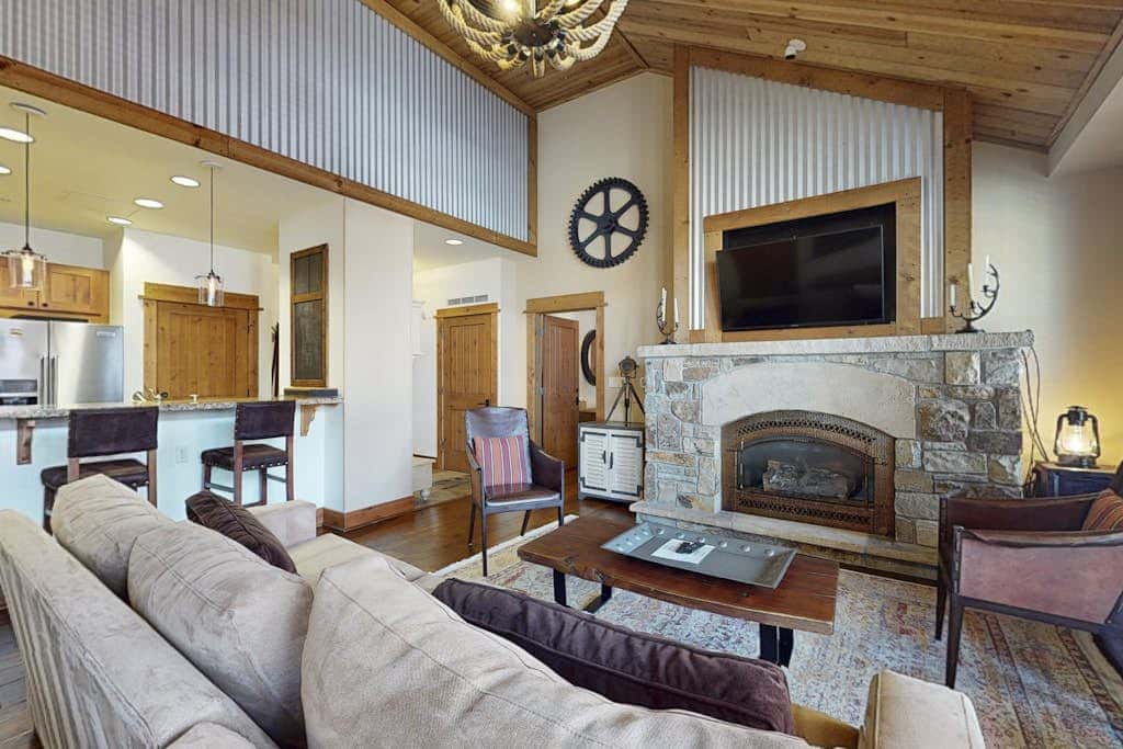 Modern condo with shared hot tub, fireplace, and walk to lifts - golf nearby