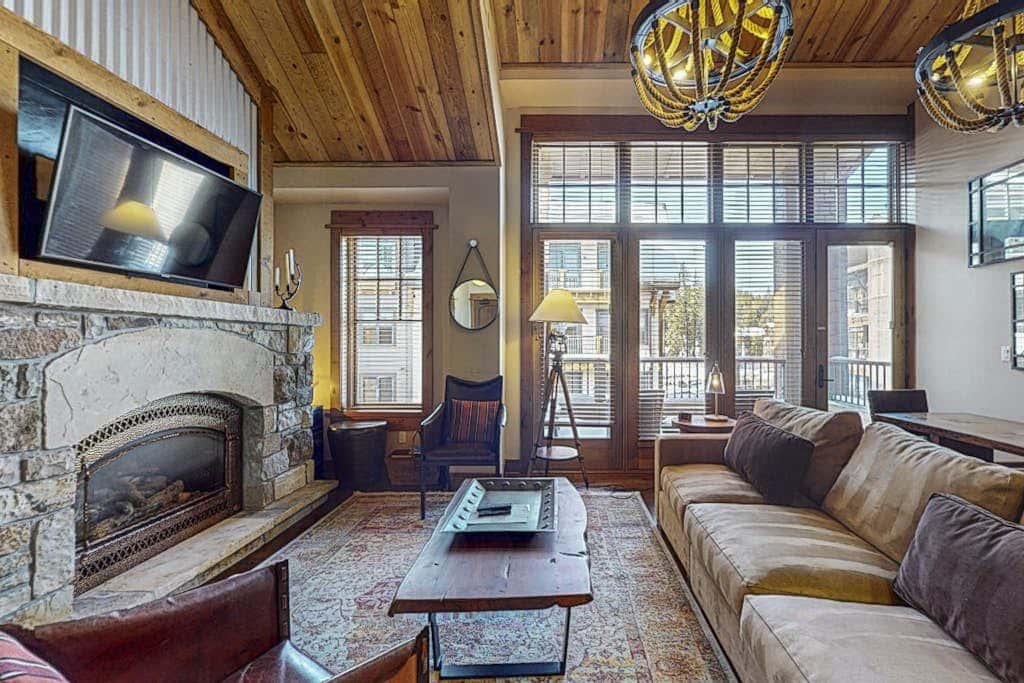 Modern condo with shared hot tub, fireplace, and walk to lifts - golf nearby