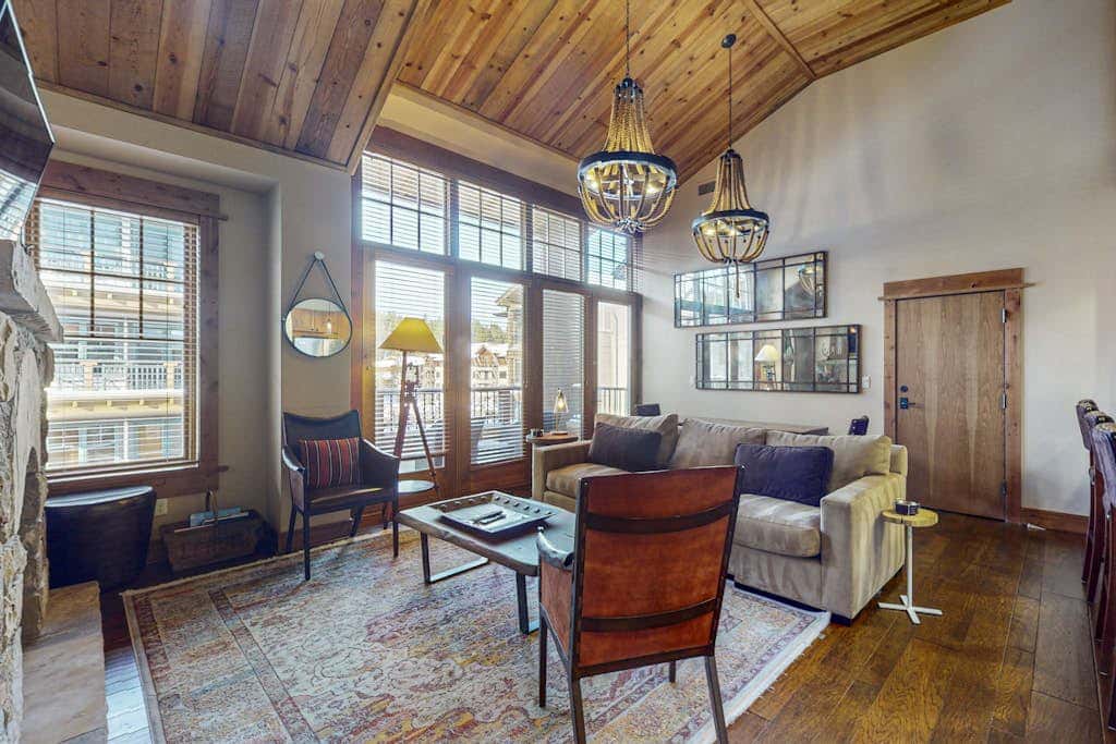 Modern condo with shared hot tub, fireplace, and walk to lifts - golf nearby