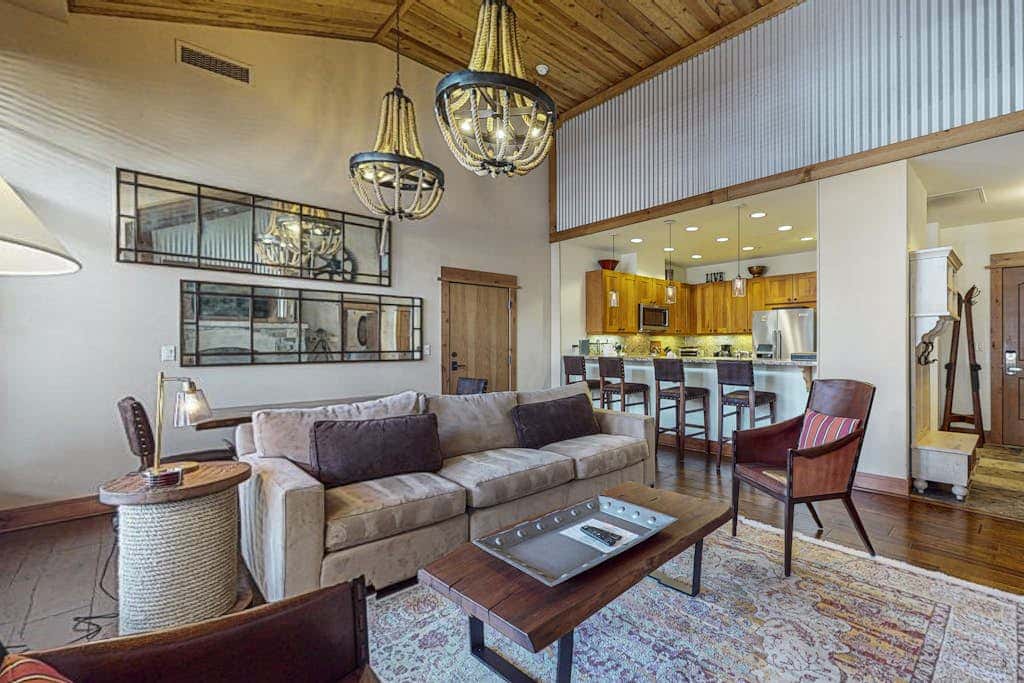 Modern condo with shared hot tub, fireplace, and walk to lifts - golf nearby