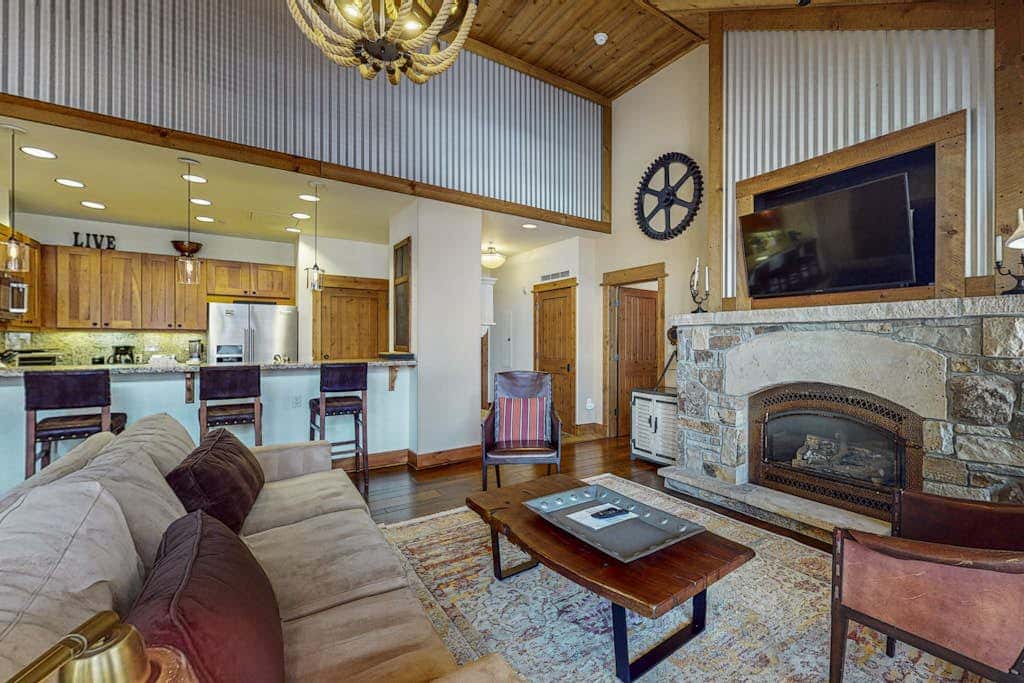 Modern condo with shared hot tub, fireplace, and walk to lifts - golf nearby