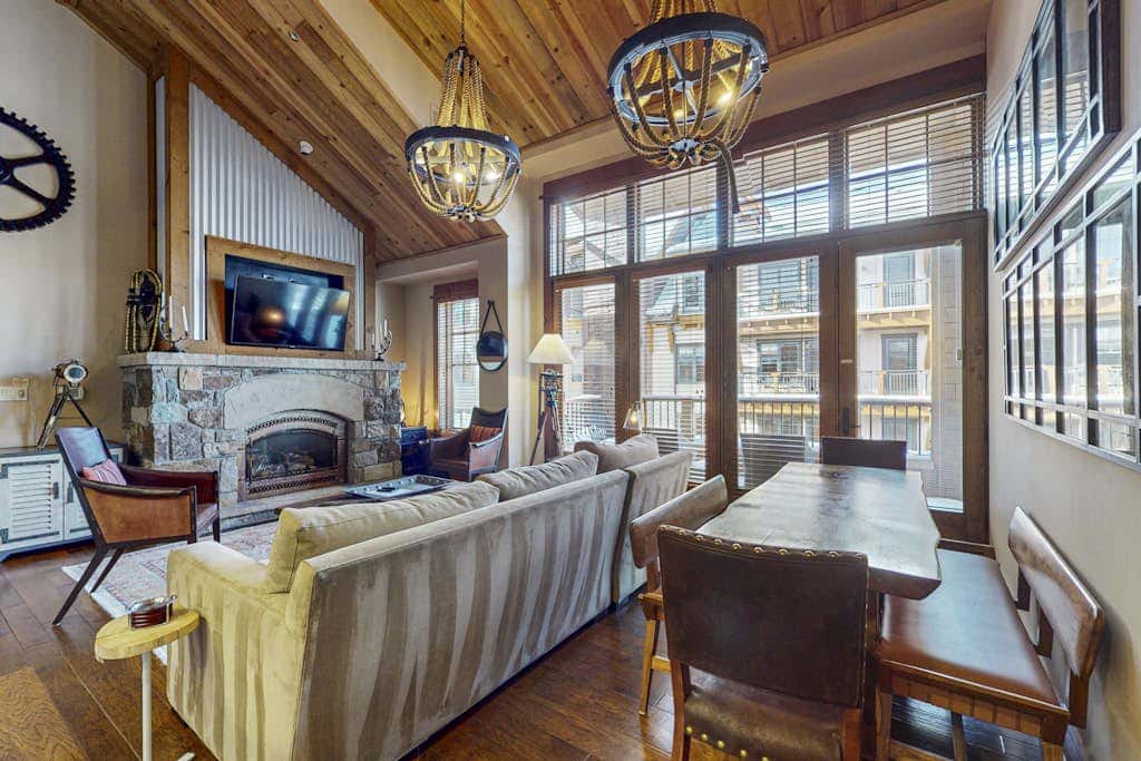Modern condo with shared hot tub, fireplace, and walk to lifts - golf nearby
