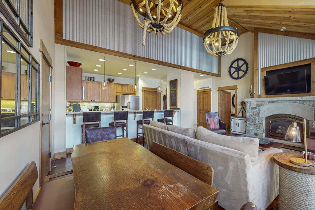 Modern condo with shared hot tub, fireplace, and walk to lifts - golf nearby