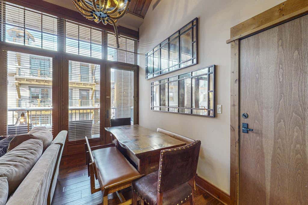 Modern condo with shared hot tub, fireplace, and walk to lifts - golf nearby