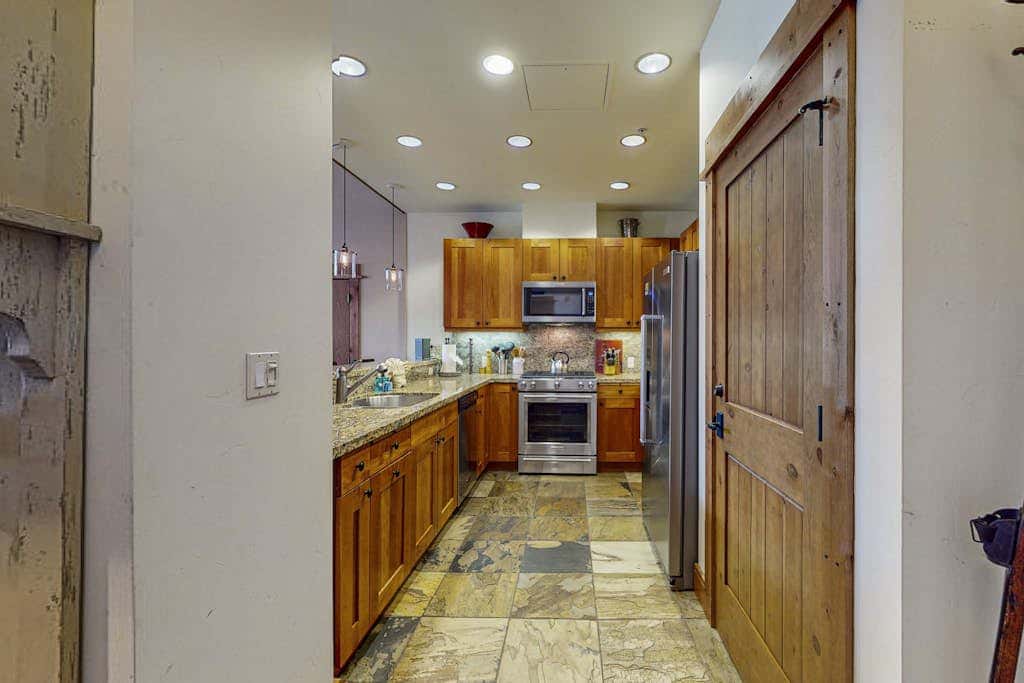 Modern condo with shared hot tub, fireplace, and walk to lifts - golf nearby