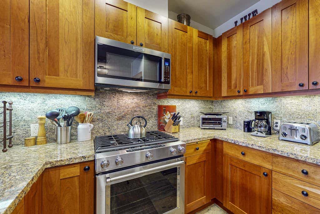 Modern condo with shared hot tub, fireplace, and walk to lifts - golf nearby