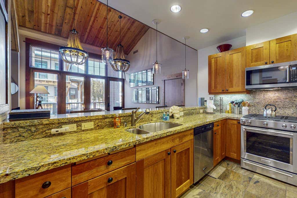 Modern condo with shared hot tub, fireplace, and walk to lifts - golf nearby