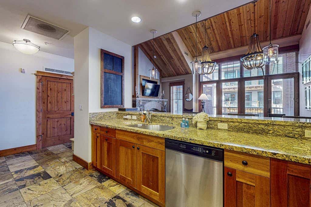 Modern condo with shared hot tub, fireplace, and walk to lifts - golf nearby