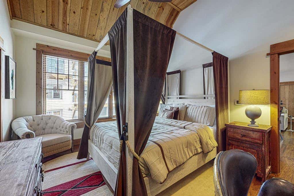 Modern condo with shared hot tub, fireplace, and walk to lifts - golf nearby