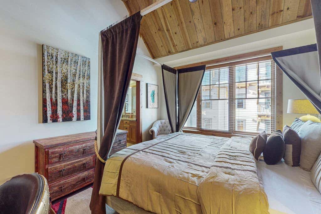 Modern condo with shared hot tub, fireplace, and walk to lifts - golf nearby