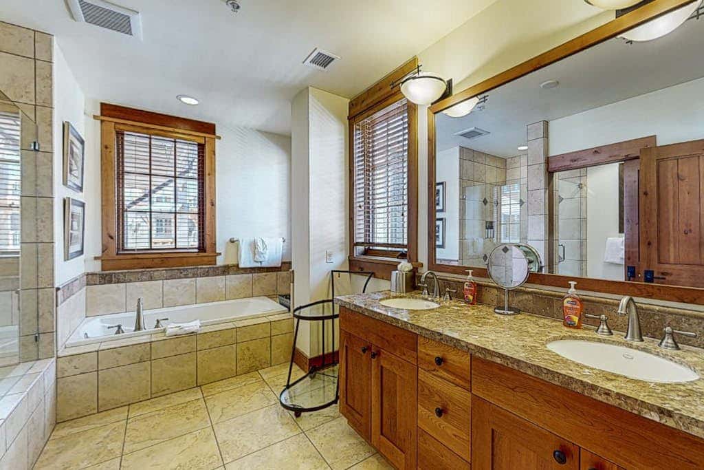 Modern condo with shared hot tub, fireplace, and walk to lifts - golf nearby