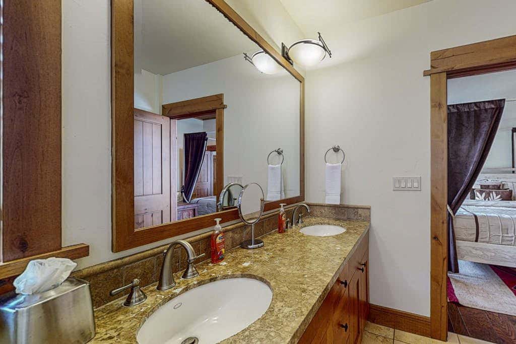 Modern condo with shared hot tub, fireplace, and walk to lifts - golf nearby