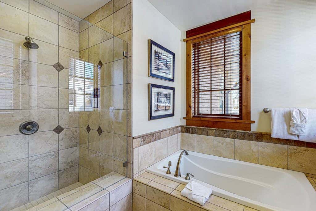 Modern condo with shared hot tub, fireplace, and walk to lifts - golf nearby
