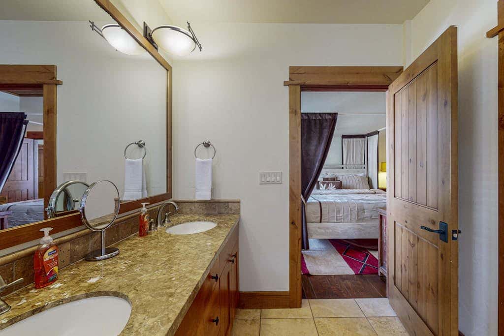 Modern condo with shared hot tub, fireplace, and walk to lifts - golf nearby