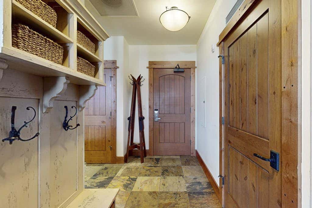 Modern condo with shared hot tub, fireplace, and walk to lifts - golf nearby