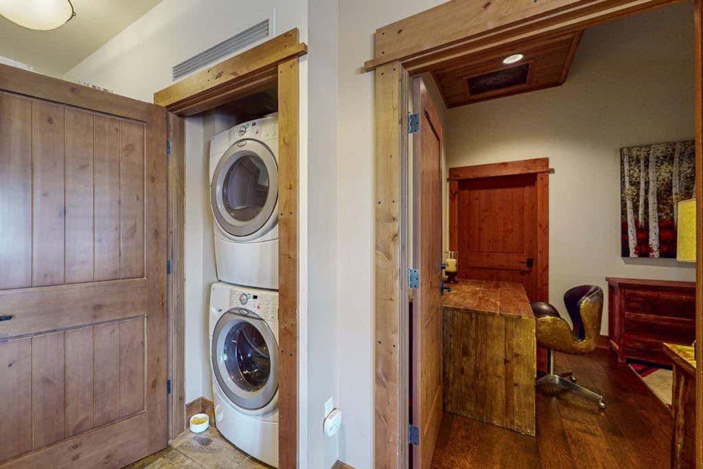 Modern condo with shared hot tub, fireplace, and walk to lifts - golf nearby