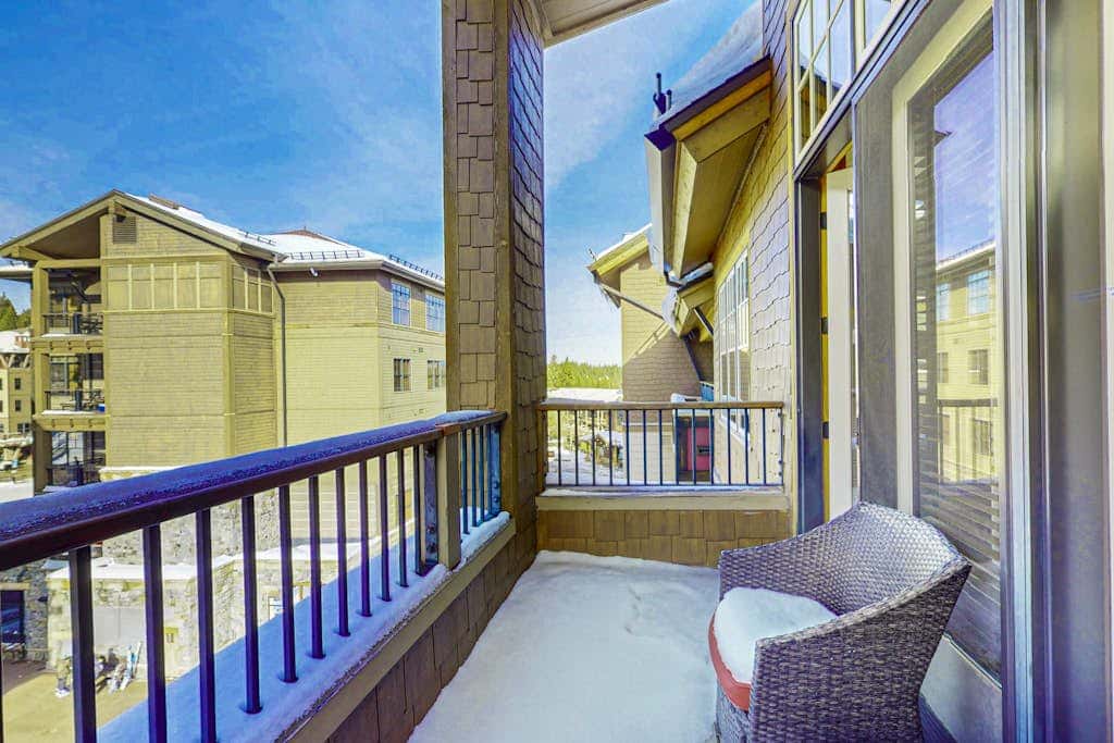 Modern condo with shared hot tub, fireplace, and walk to lifts - golf nearby