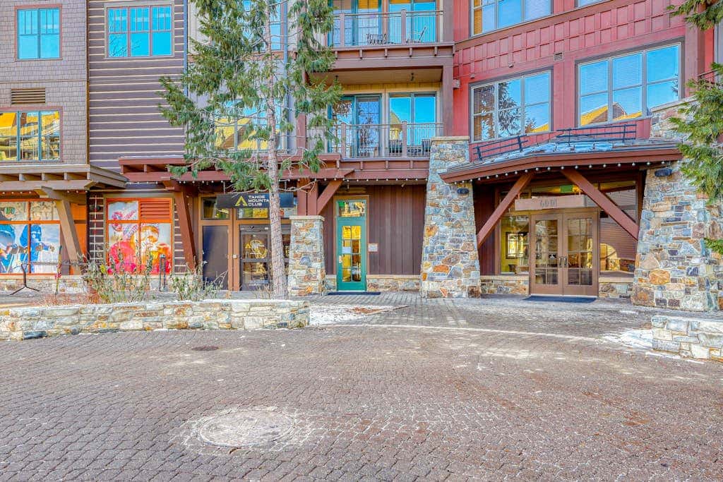 Modern condo with shared hot tub, fireplace, and walk to lifts - golf nearby
