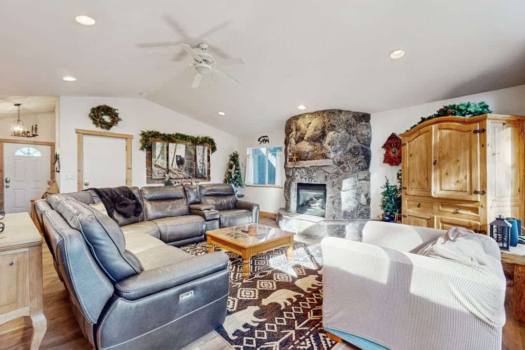 Escape to Lazy Bear Retreat, a charming house in South Lake Tahoe, perfect for families and groups. Enjoy a cozy stay with 3 bedrooms, 2 bathrooms, and a fully equipped kitchen. Relax by the fire pit, enjoy the mountain views, and explore nearby attractions like casinos, shopping, and outdoor adventures. With amenities like a BBQ grill, free parking, and internet, your Tahoe getaway awaits!