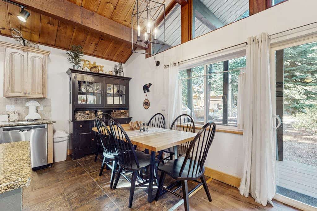 Escape to Lazy Bear Retreat, a charming house in South Lake Tahoe, perfect for families and groups. Enjoy a cozy stay with 3 bedrooms, 2 bathrooms, and a fully equipped kitchen. Relax by the fire pit, enjoy the mountain views, and explore nearby attractions like casinos, shopping, and outdoor adventures. With amenities like a BBQ grill, free parking, and internet, your Tahoe getaway awaits!