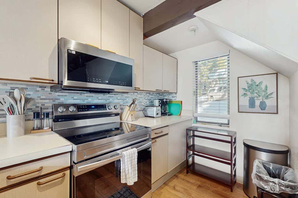 Cozy and Convenient Condo with Fireplace, Deck, W&D, Close to Town, Lake, Trails