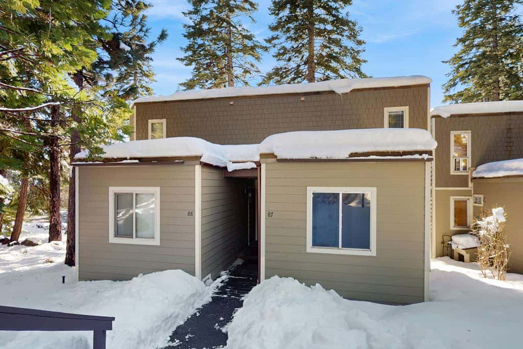 Cozy and Convenient Condo with Fireplace, Deck, W&D, Close to Town, Lake, Trails