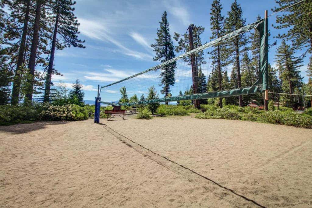 Cozy and Convenient Condo with Fireplace, Deck, W&D, Close to Town, Lake, Trails