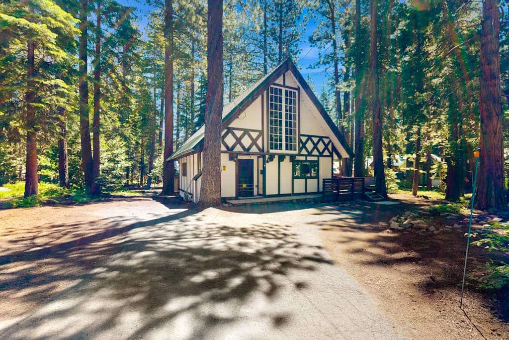 Classic chalet with hot tub, boat launch & Gas grill