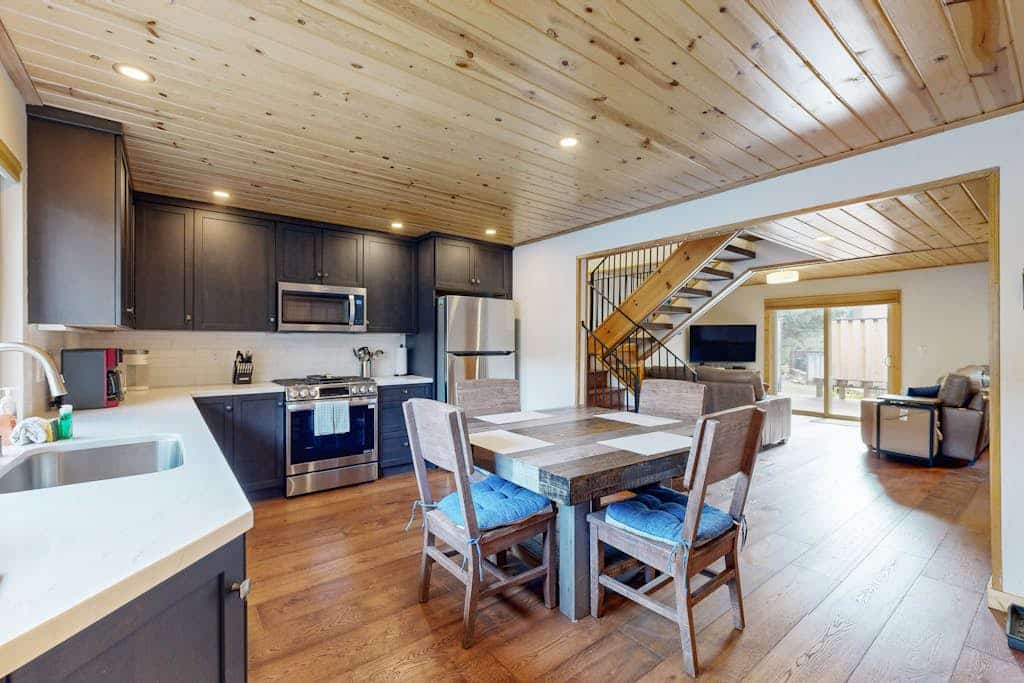 Remodeled Lake Tahoe Beach Condo - Pools, Tennis & Deck - Near Ski Resorts