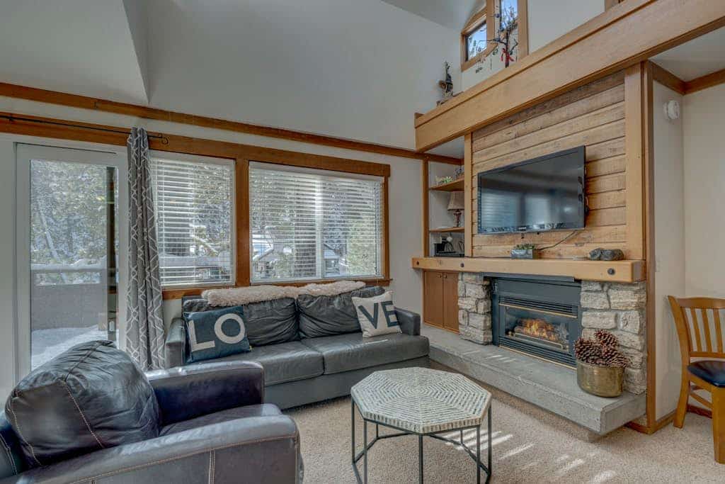 Condo close to ski hill with fireplace, balcony, W&D, hot tub, & pool
