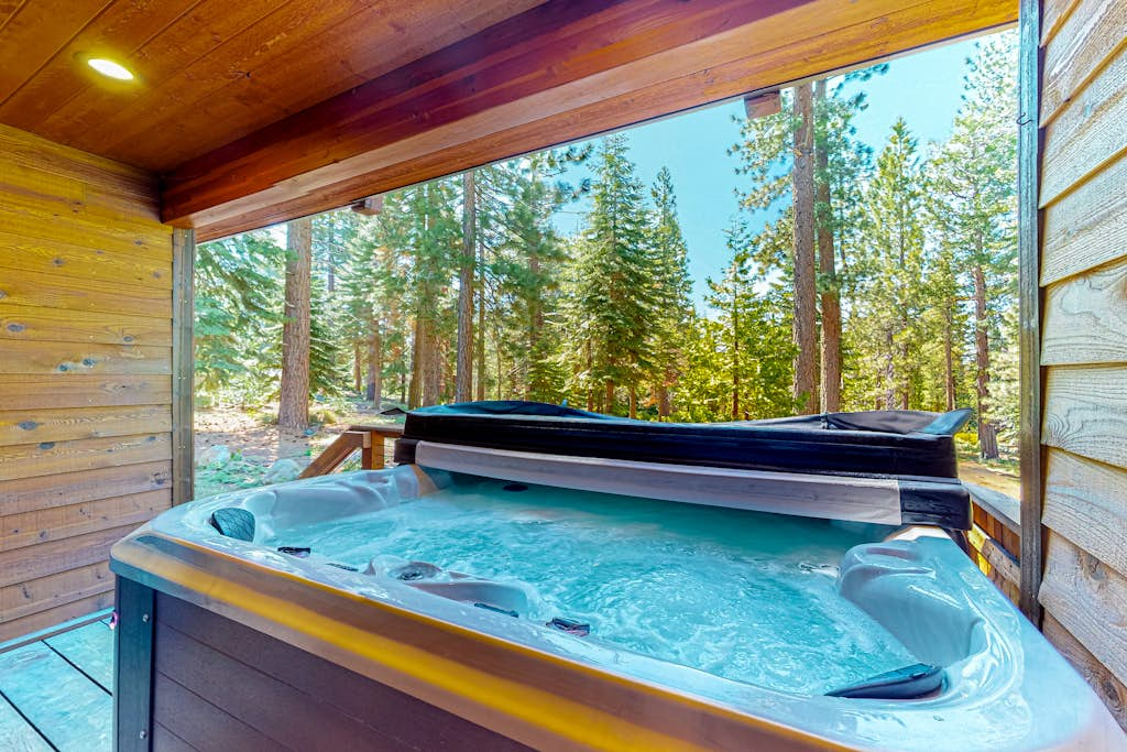 Mountain cabin with amazing views, hot tub, office & Pac-Man arcade near skiing