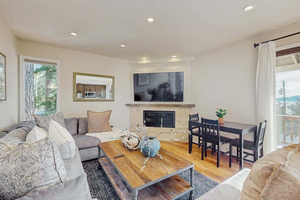 Pristine Modern Condo with Lake Views, Fireplace, Access to Private Beach