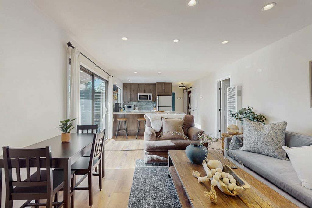 Pristine Modern Condo with Lake Views, Fireplace, Access to Private Beach