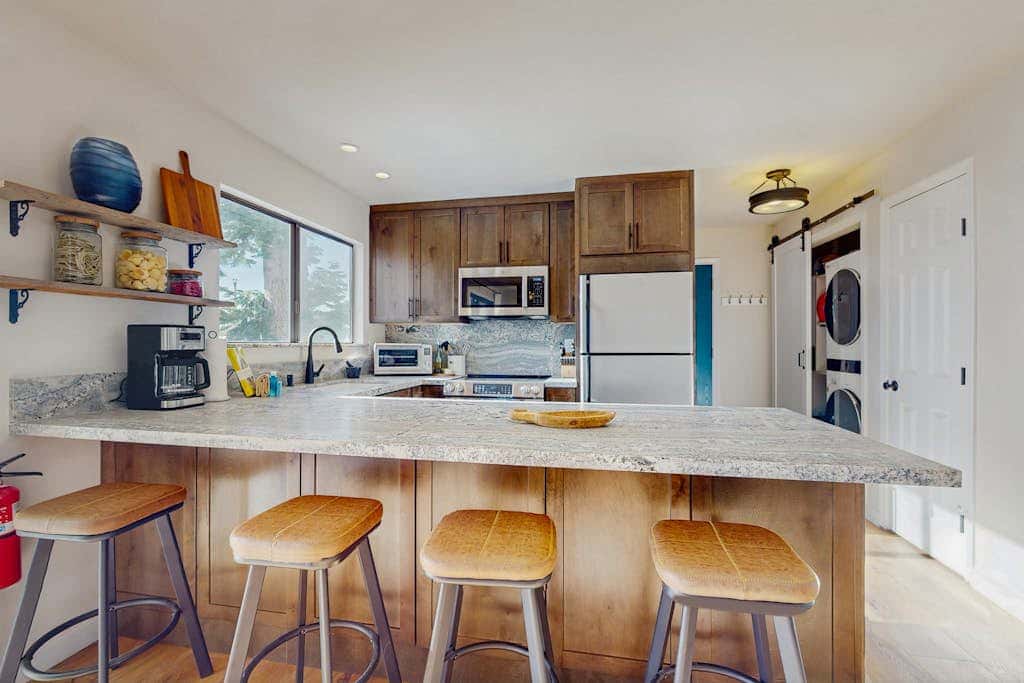 Pristine Modern Condo with Lake Views, Fireplace, Access to Private Beach