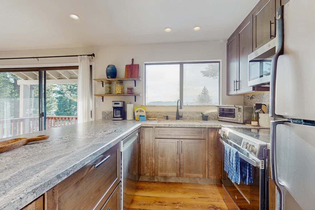 Pristine Modern Condo with Lake Views, Fireplace, Access to Private Beach