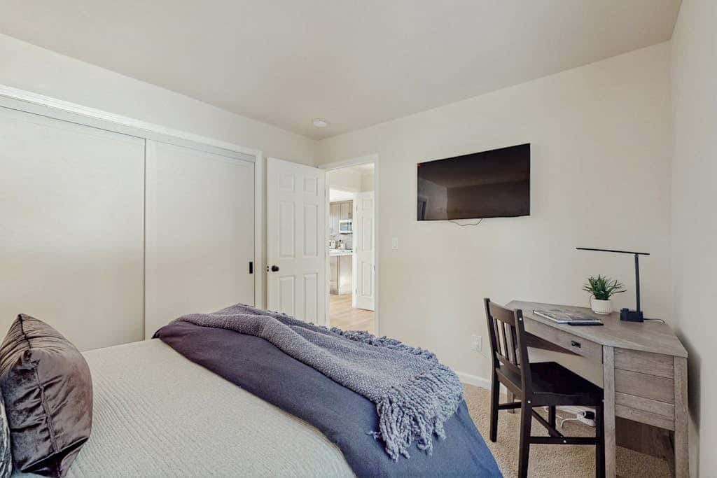 Pristine Modern Condo with Lake Views, Fireplace, Access to Private Beach