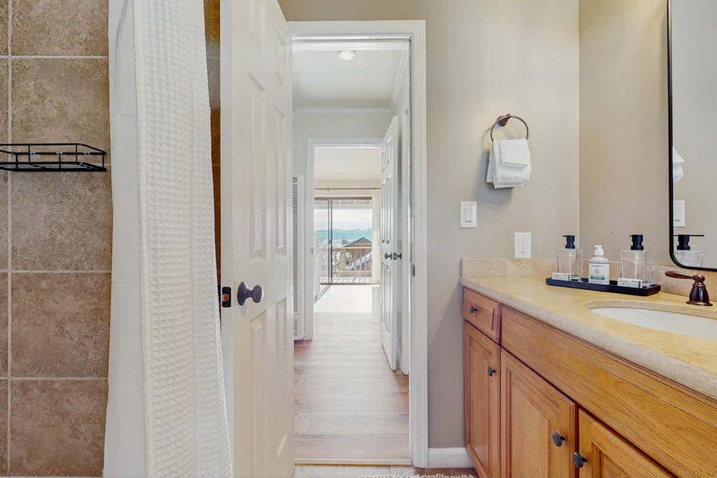 Pristine Modern Condo with Lake Views, Fireplace, Access to Private Beach